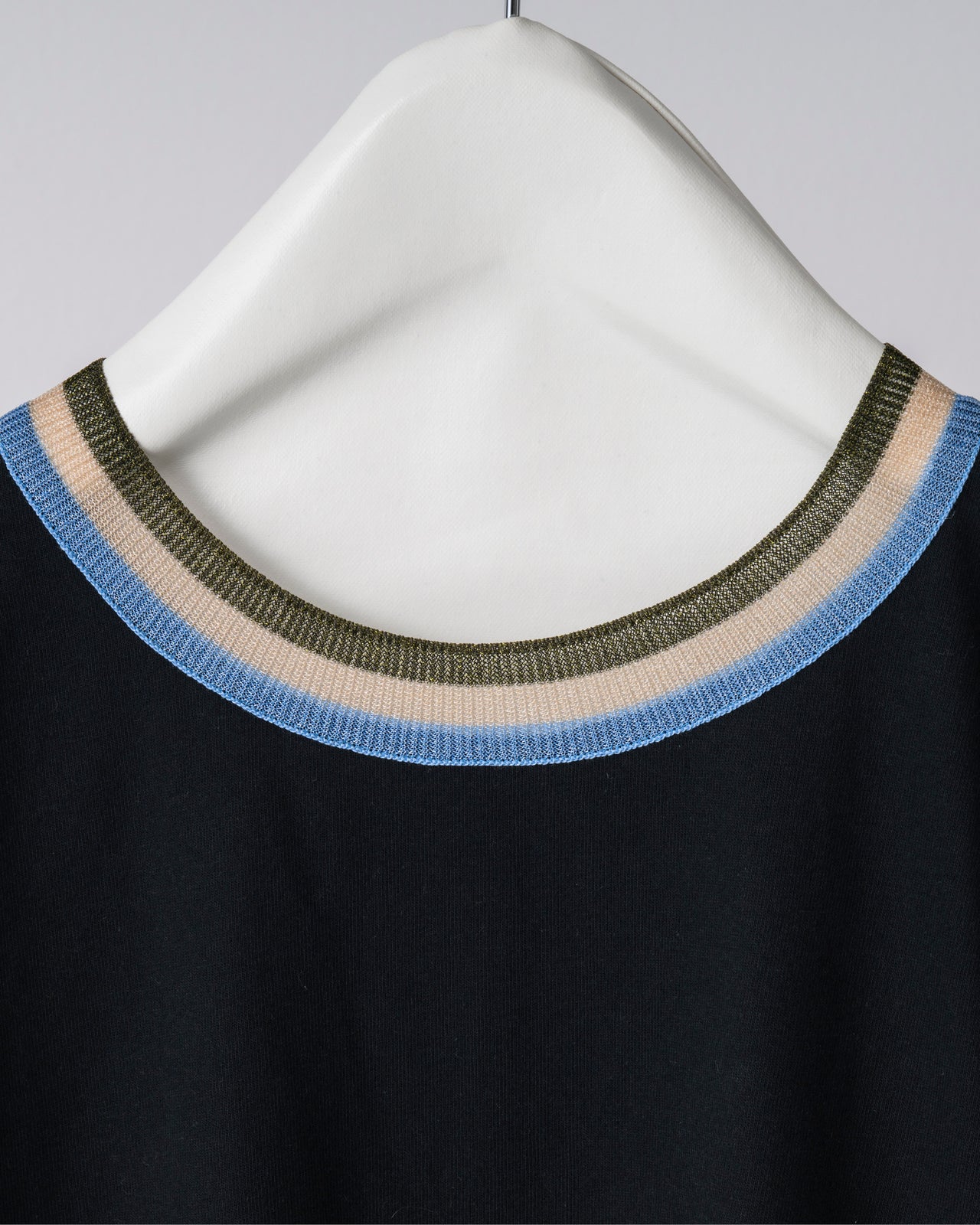 Ribbed collar T-shirt