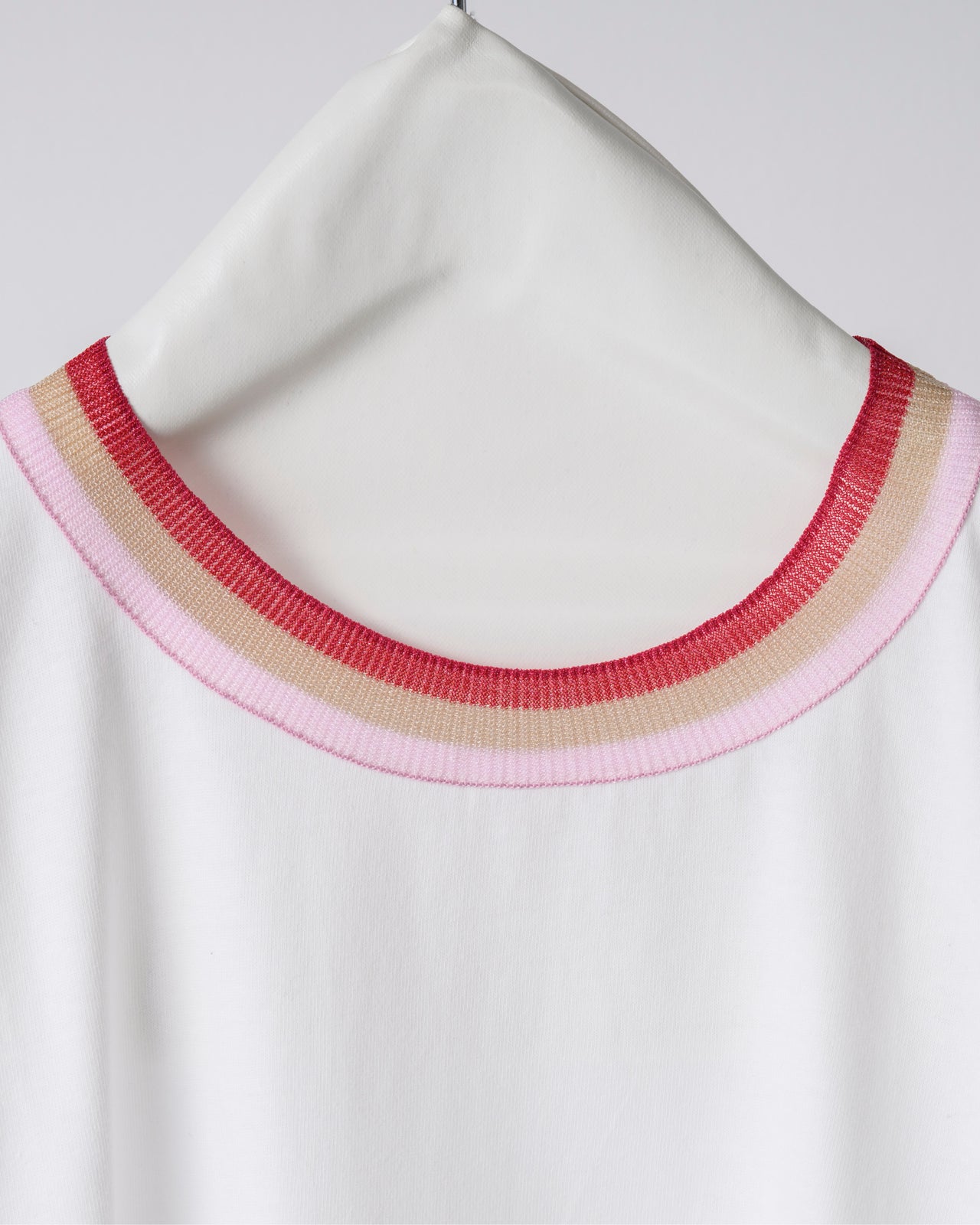 Ribbed collar T-shirt
