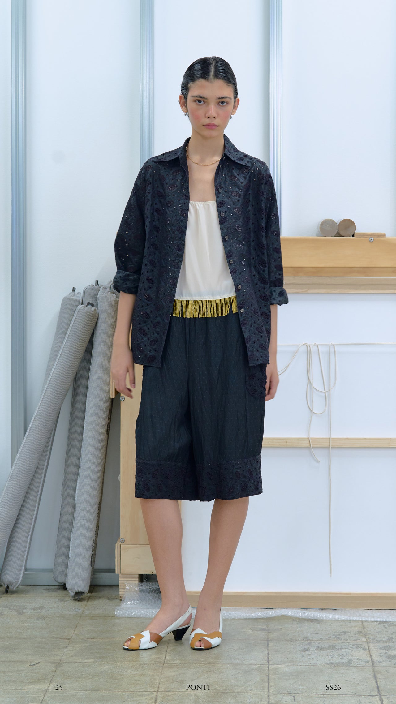Leaf motif eyelet embroidery detail short pants