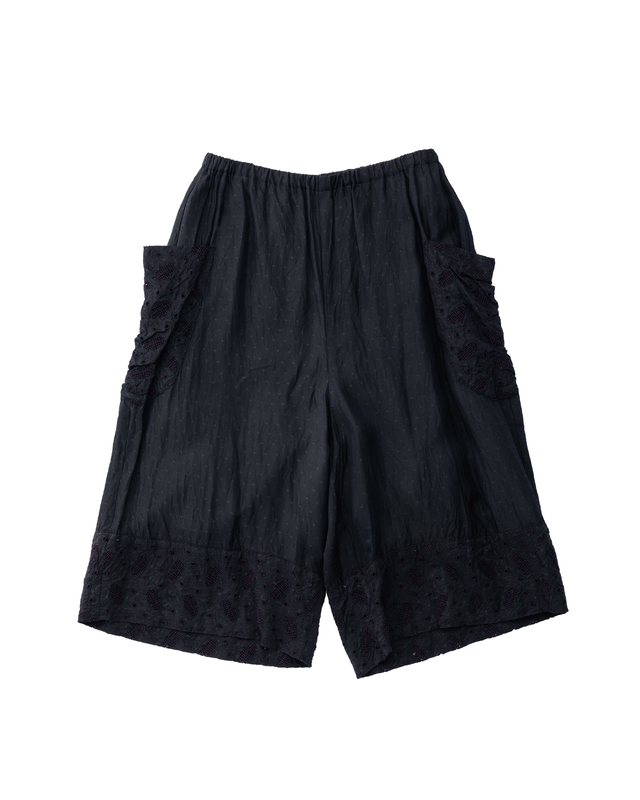 Leaf motif eyelet embroidery detail short pants