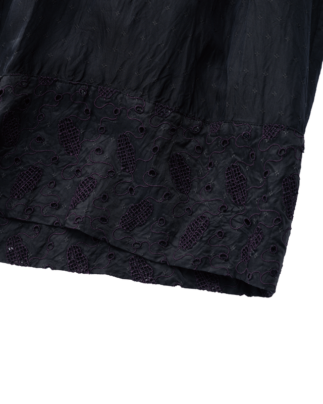 Leaf motif eyelet embroidery detail short pants